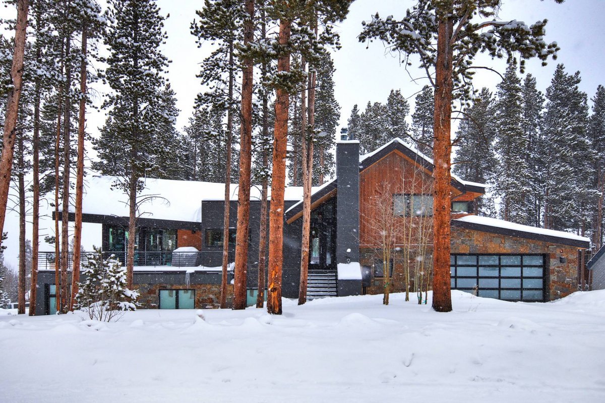 Peak View Lodge Breckenridge in the snow