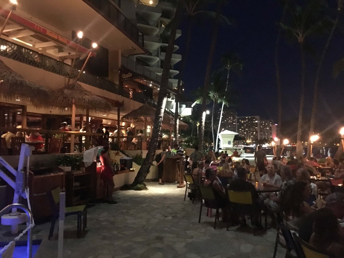 Duke's Waikiki Evening Dinner Scene