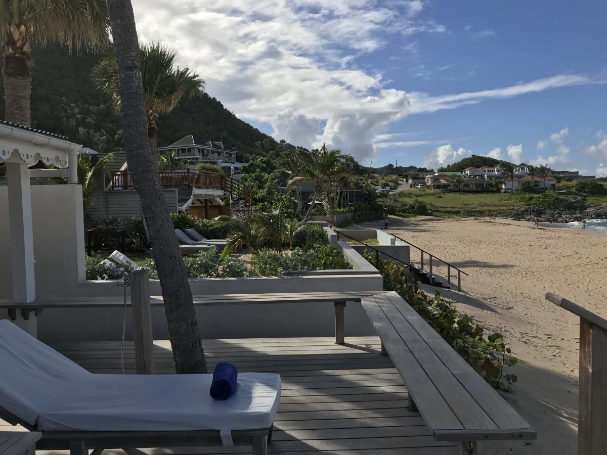 Views of homes along the beach in Flamands