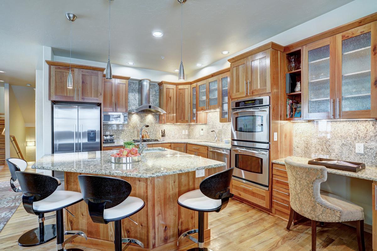 Well-appointed dine-In kitchen including coffee pot, slow cooker, toaster, and blender