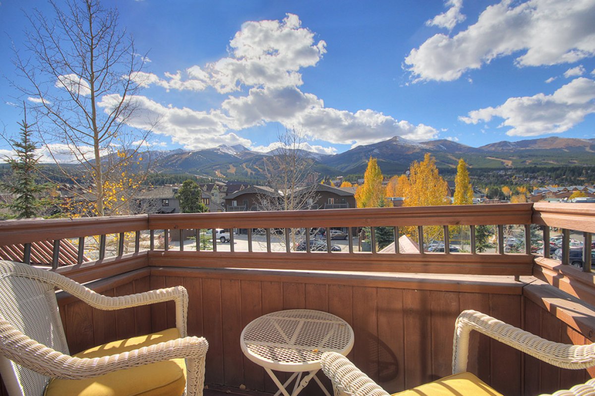 Small balcony to overlooking town and the mountain