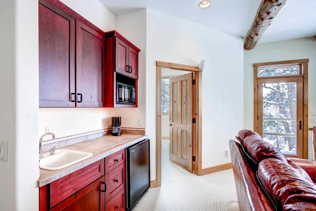 Wet bar, located in family room - Dunkin Hill Lodge Breckenridge Vacation Rental