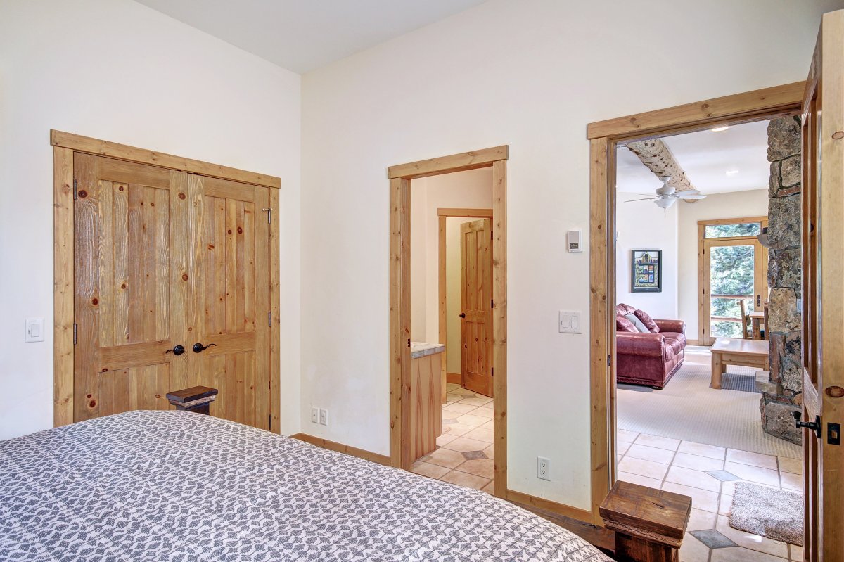 King bedroom with ensuite bathroom - Dunkin Hill Lodge Breckenridge Vacation Rental