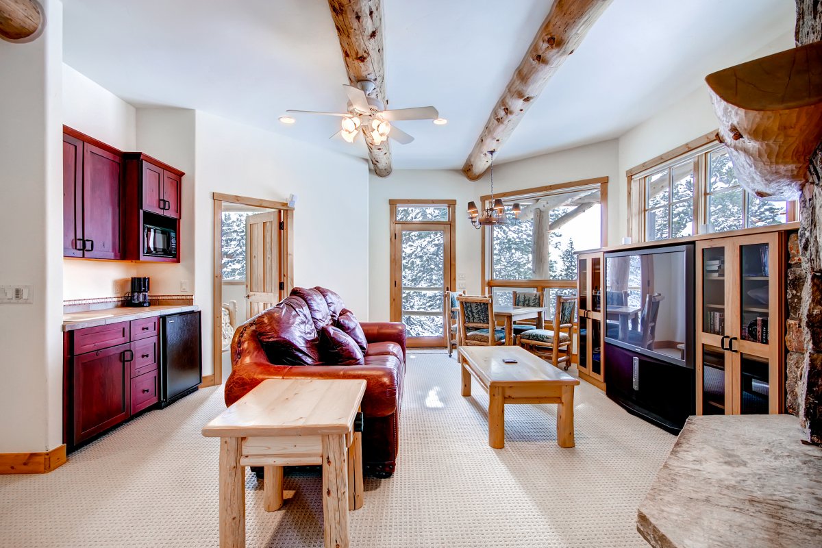 Family room with wet bar - Dunkin Hill Lodge Breckenridge Vacation Rental