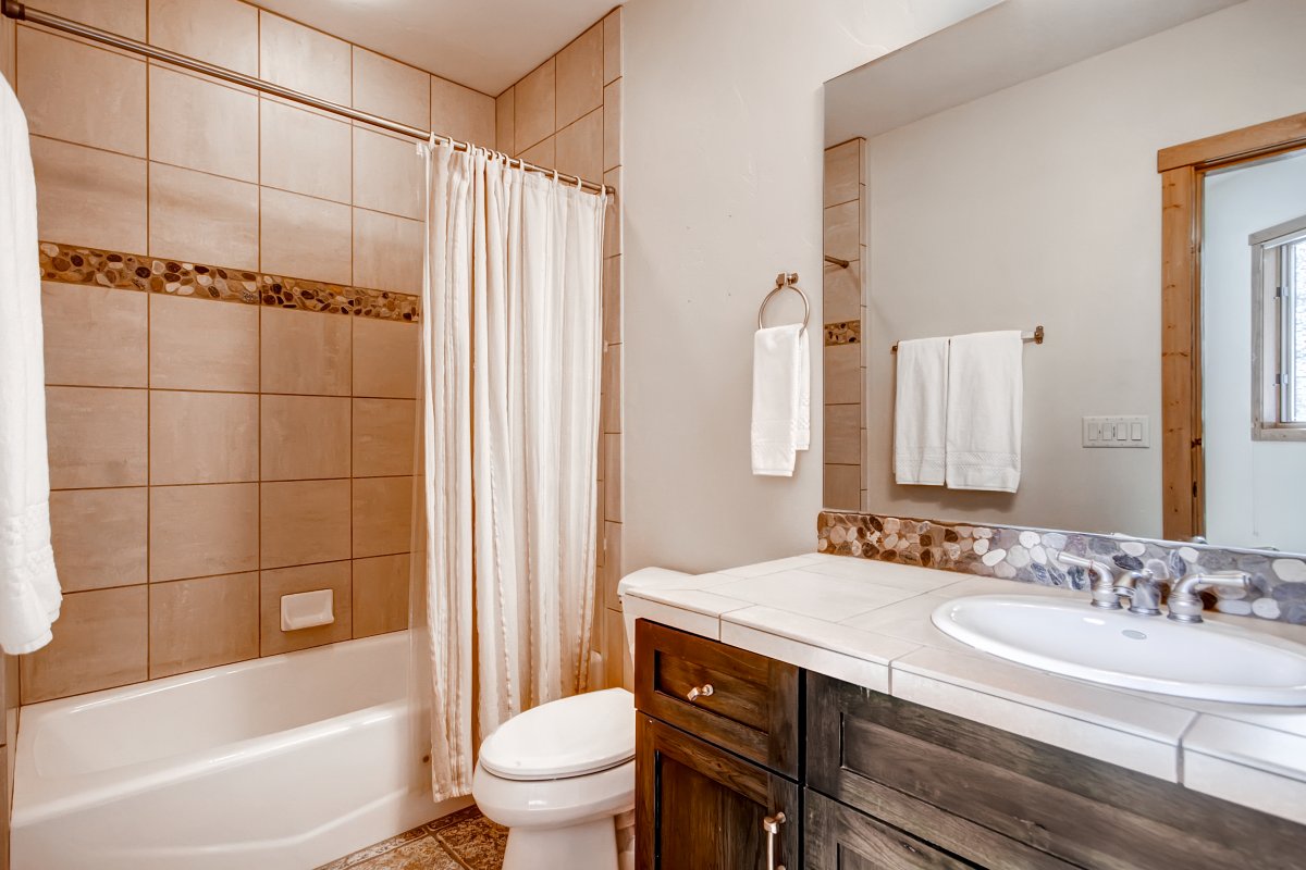 Private queen bathroom - Dunkin Hill Lodge Breckenridge Vacation Rental