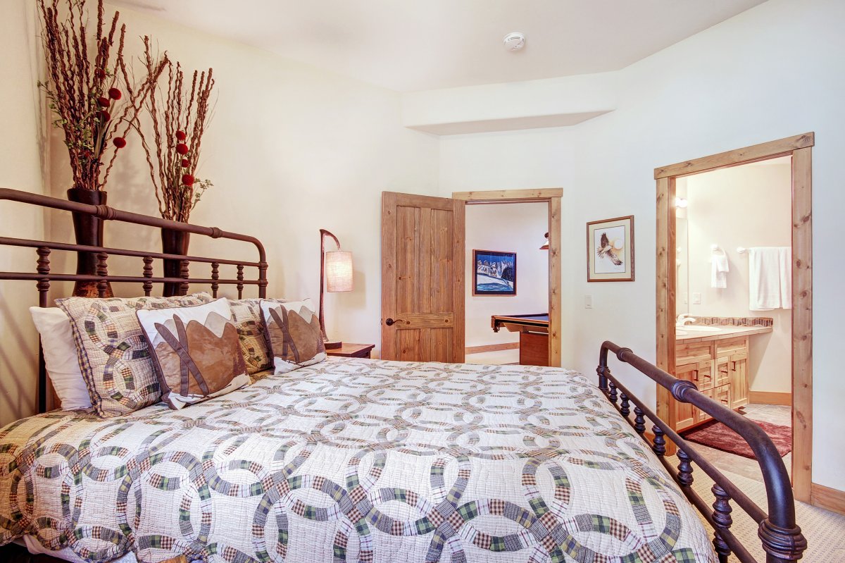 Queen bedroom with ensuite bathroom - Dunkin Hill Lodge Breckenridge Vacation Rental