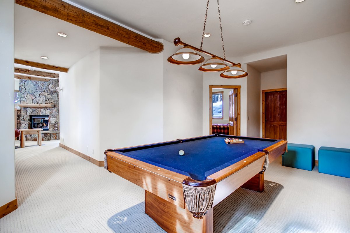 Family room pool table - Dunkin Hill Lodge Breckenridge Vacation Rental