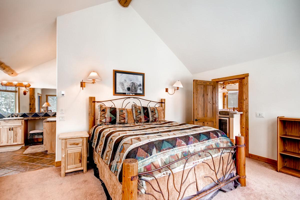 Master bedroom - Dunkin Hill Lodge Breckenridge Vacation Rental