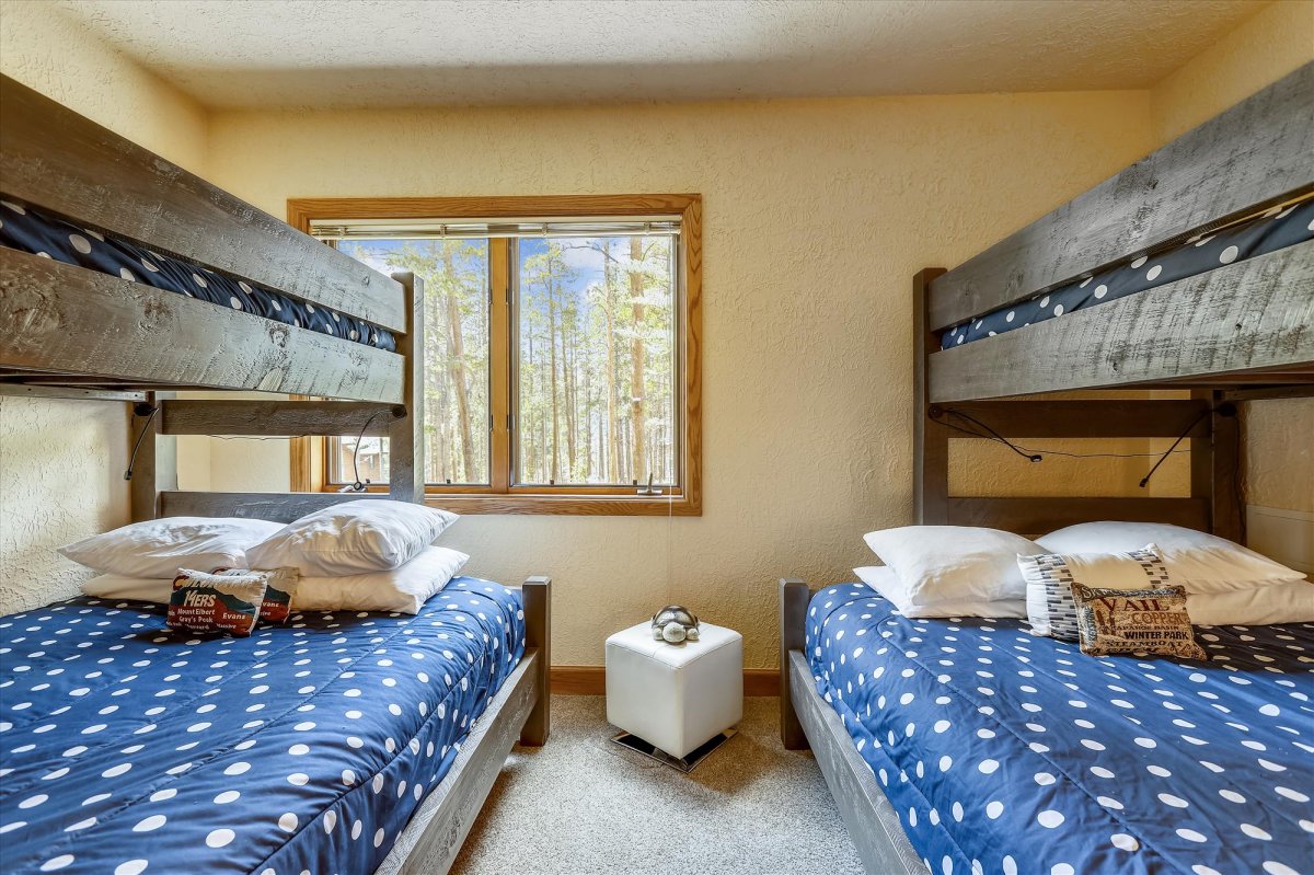 This bunkroom is perfect for the kids or any extra guests in your party - Evergreen Lodge Breckenridge Vacation Rental