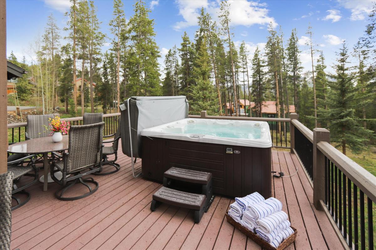 Soak in this wonderful hot-tub or have a meal with friends and family at the outdoor dining table - Evergreen Lodge Breckenridge Vacation Rental