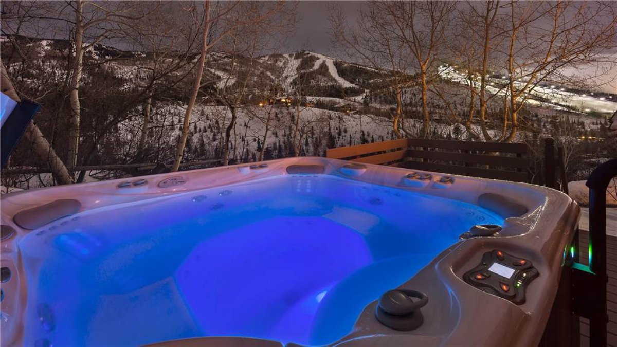 Private Hot Tub with Mountain View