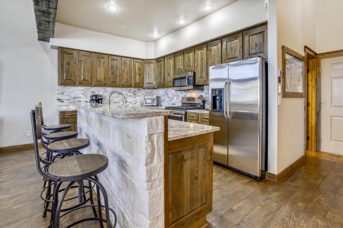 Kitchen island bar seats 4 - Highwood Hideaway Breckenridge Vacation Rental