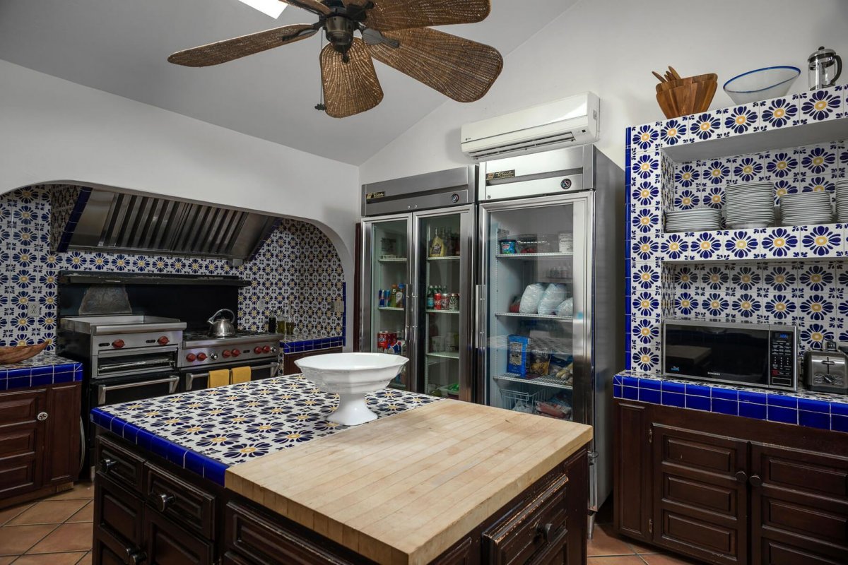 Professional stainless steel appliances are there to help make delicious meals in Casa Edward's gourmet kitchen!