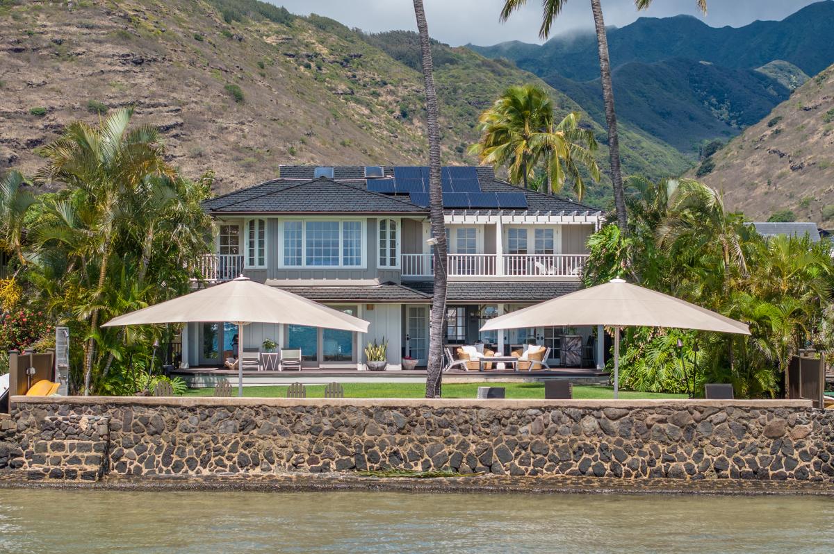 Set along O‘ahu’s southeastern coastline, Moana Lani opens directly onto the calm waters of Maunalua Bay