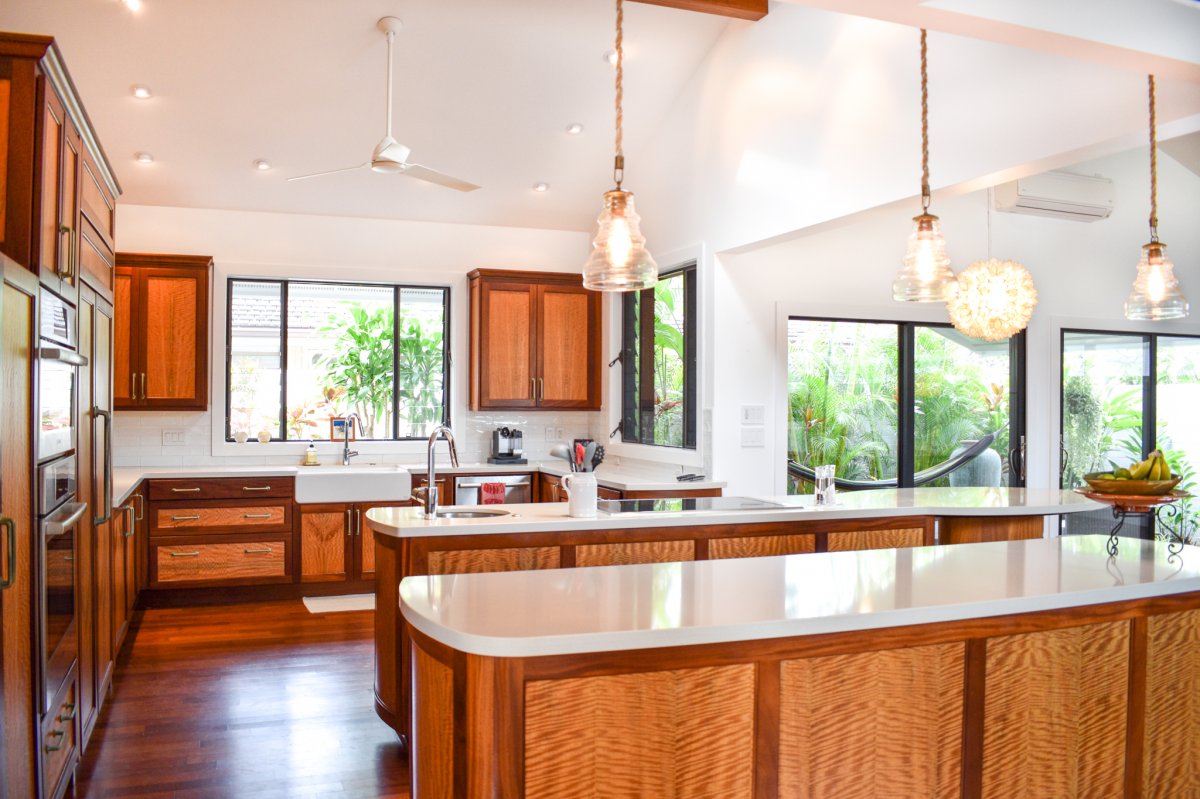 Hale Ohana's fully equipped kitchen with a center island and bar seating