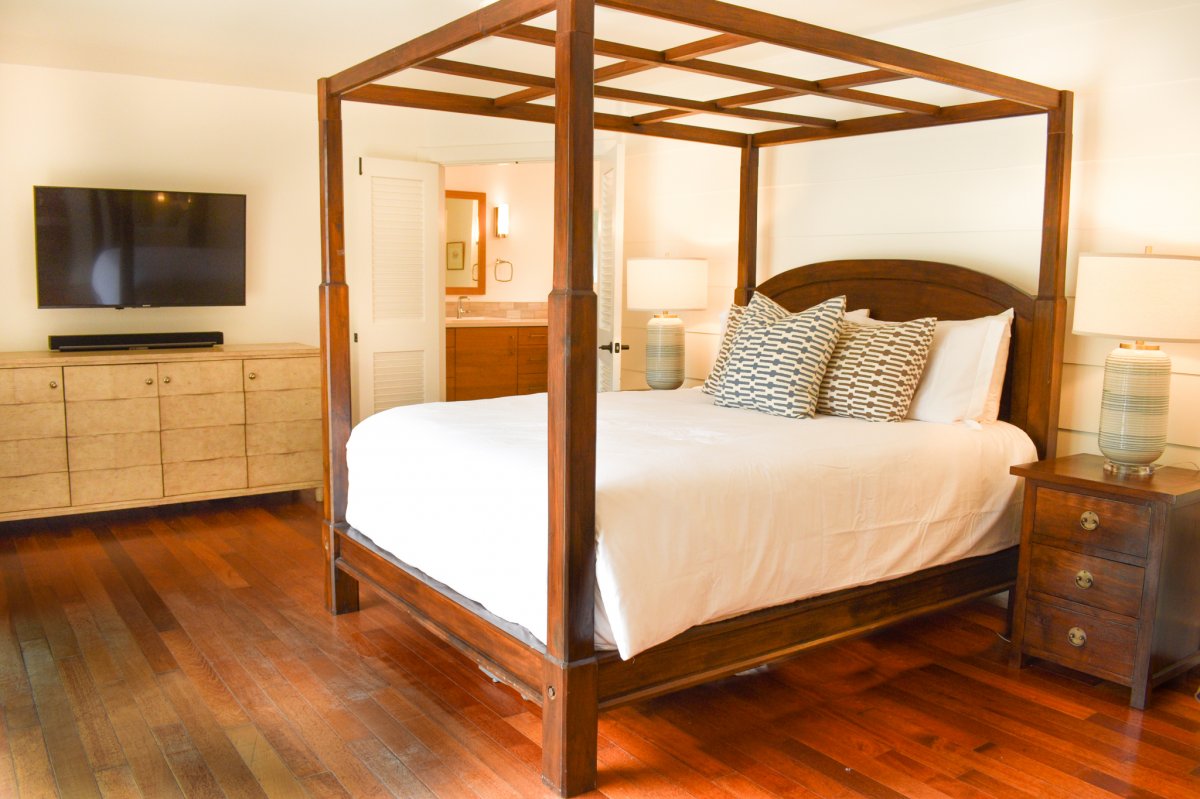 Primary Bedroom with en-suite bath and a flat-screen TV at Hale Ohana on Oahu