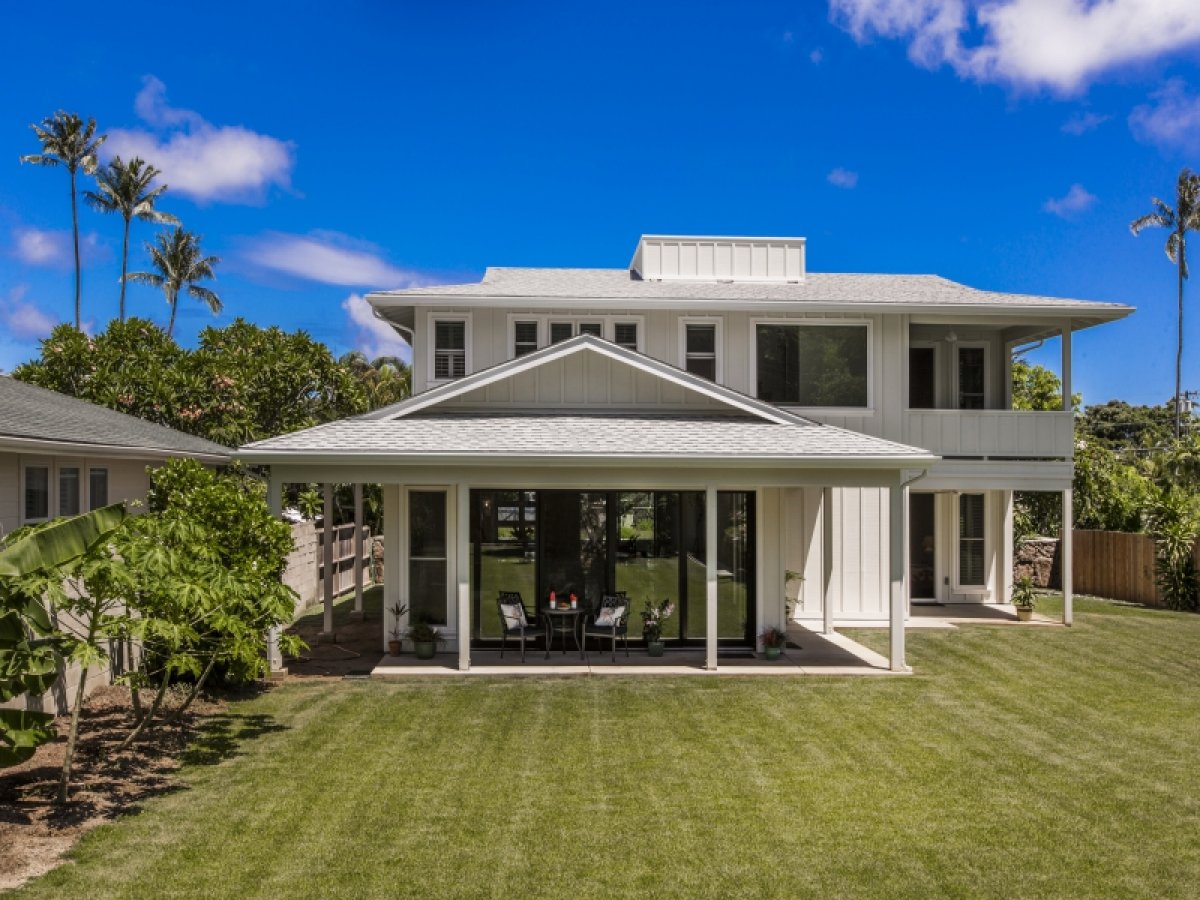 Lawn view of Hale Nani Lanikai's main entry of the home