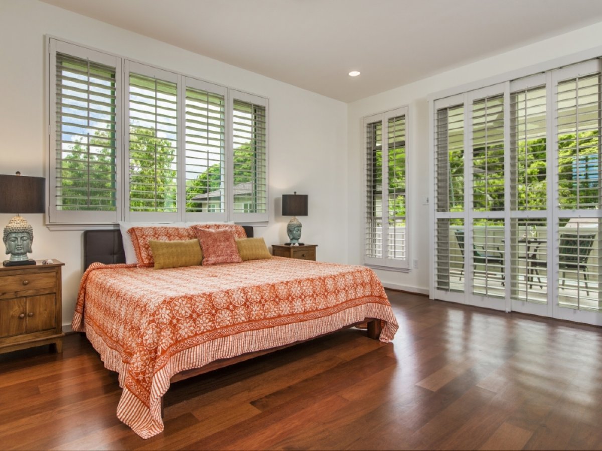 Primary bedroom with direct access to the covered lanai