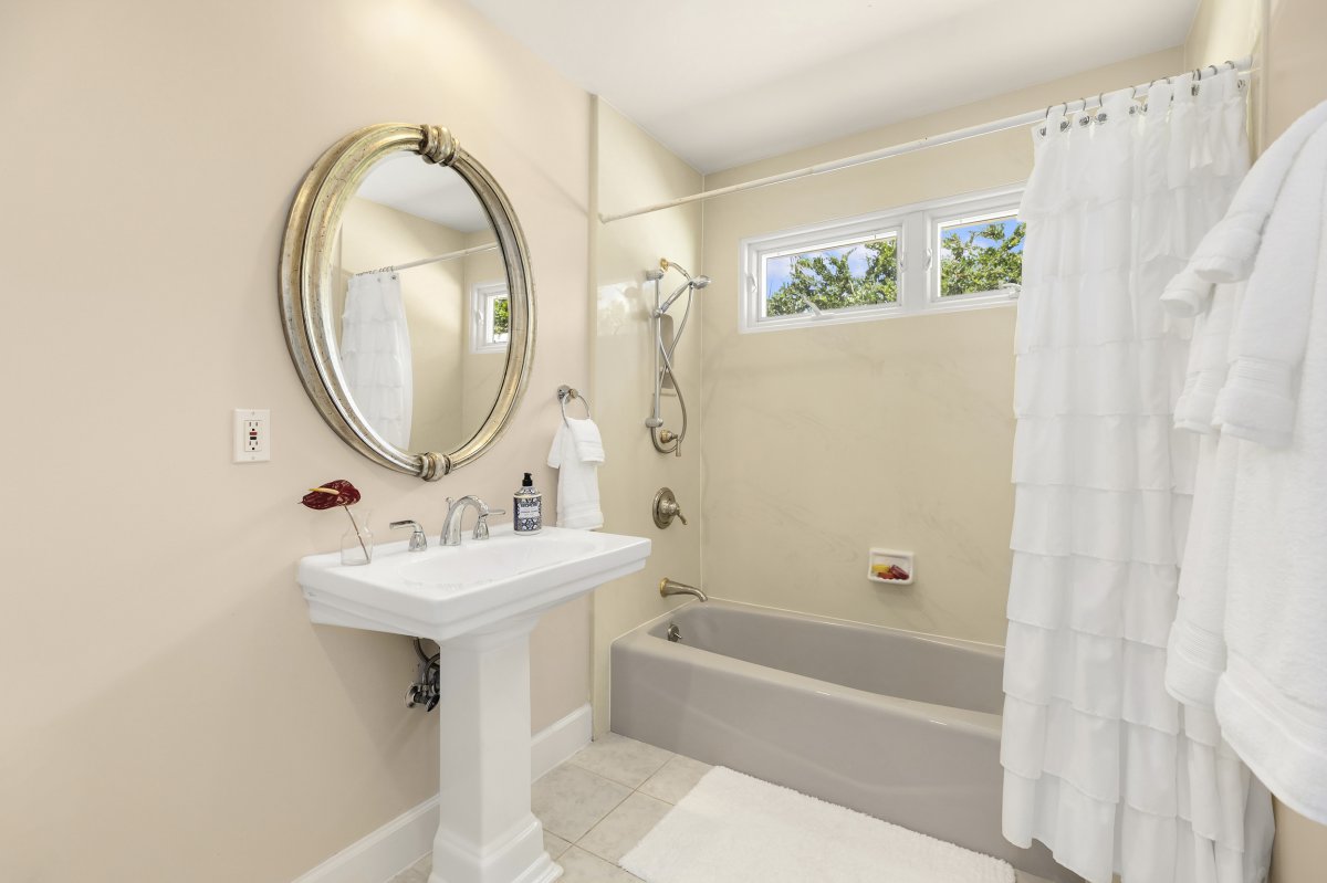 Hale Makana's Bedroom Five en-suite baths with bathtub