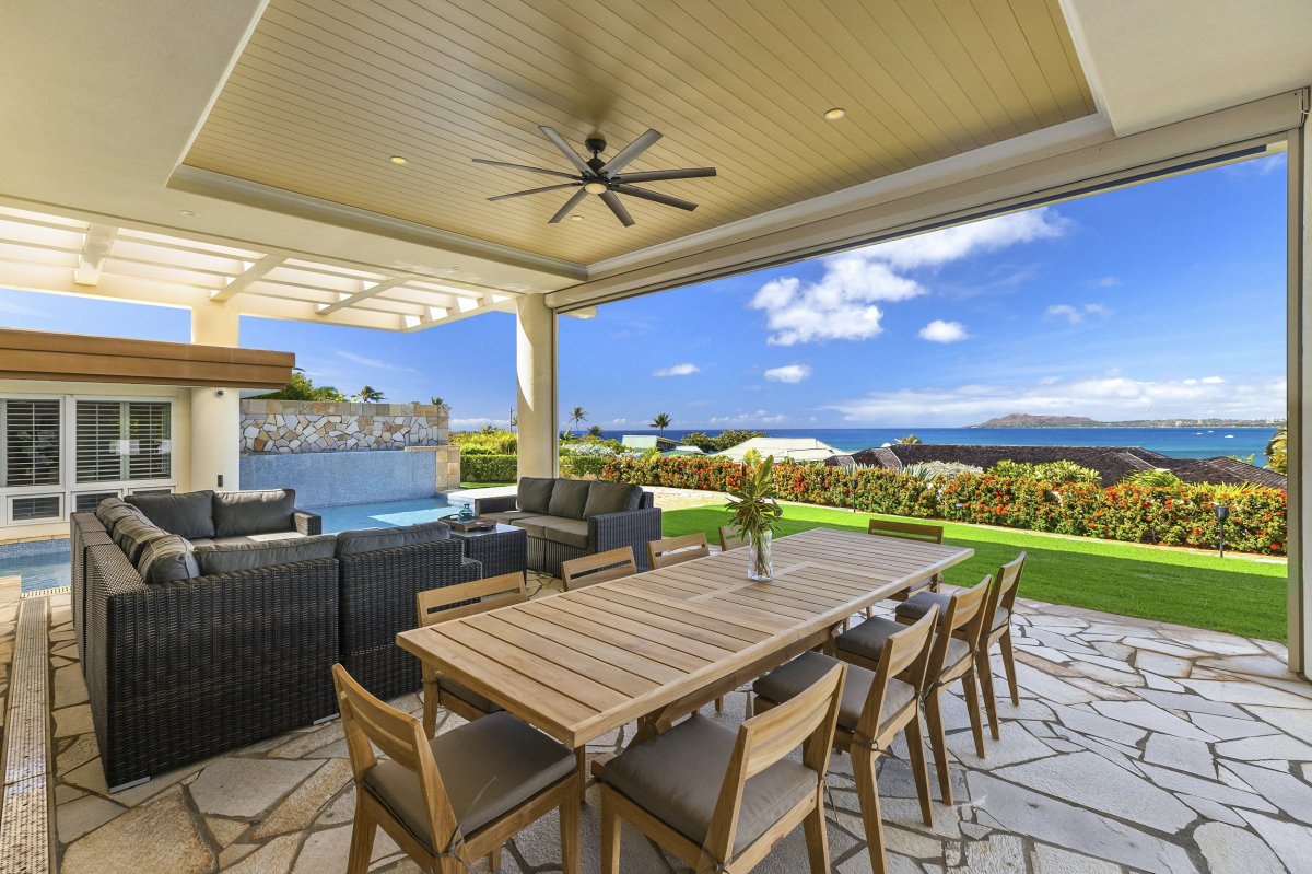 Hale Makana's lanai with ample seating, a dining table (seats 10), and ocean views