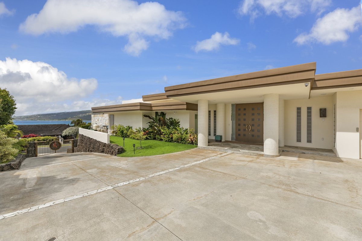 Hale Makana's driveway on Oahu