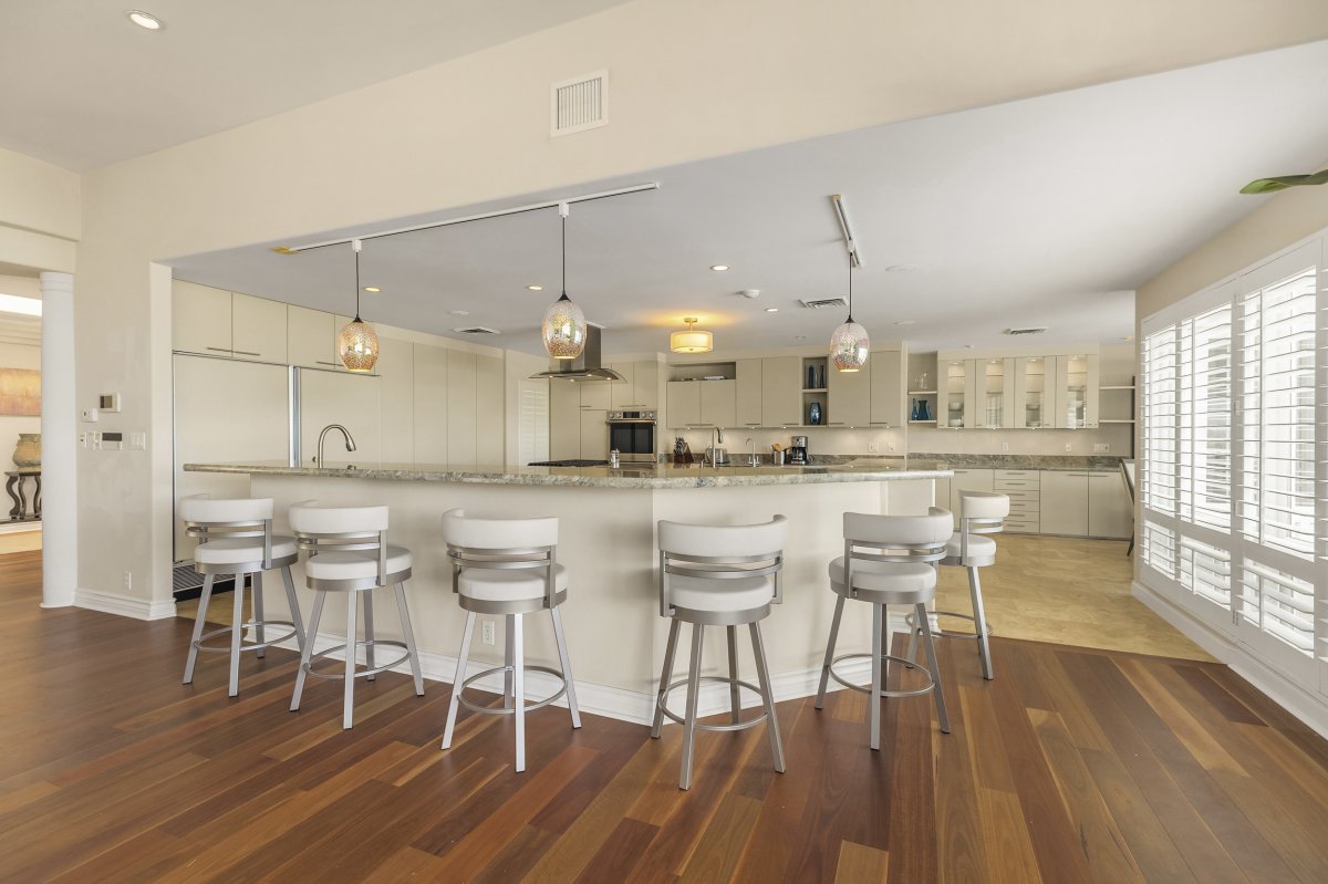 Breakfast bar seating for 6 at the kitchen counter