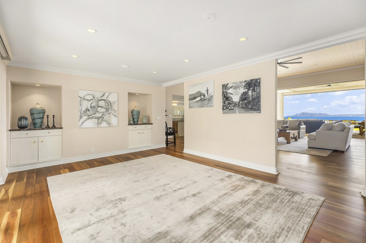 Open layout room in Hale Makana, connecting the indoor space with the outdoor area with ocean views at the far end