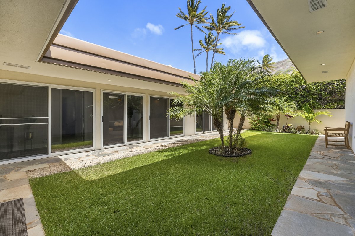 Hale Makana's modern courtyard with a lush green lawn