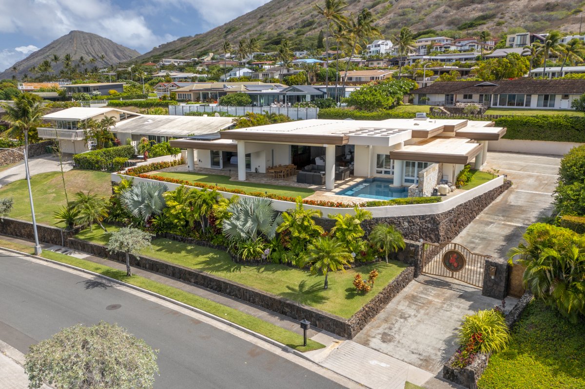 Street view of Hale Makana luxury home on Oahu with Diamond Head mountains in the background