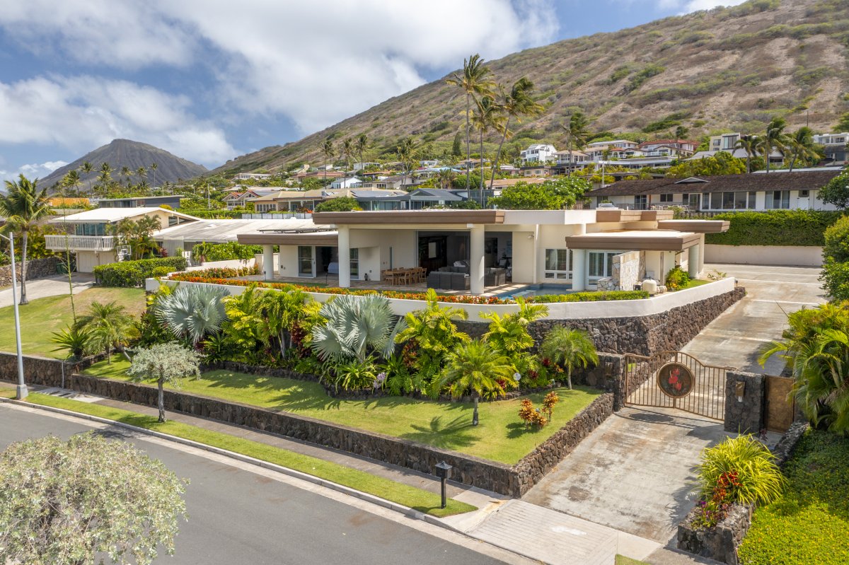 Front view of Hale Makana luxury home on Oahu