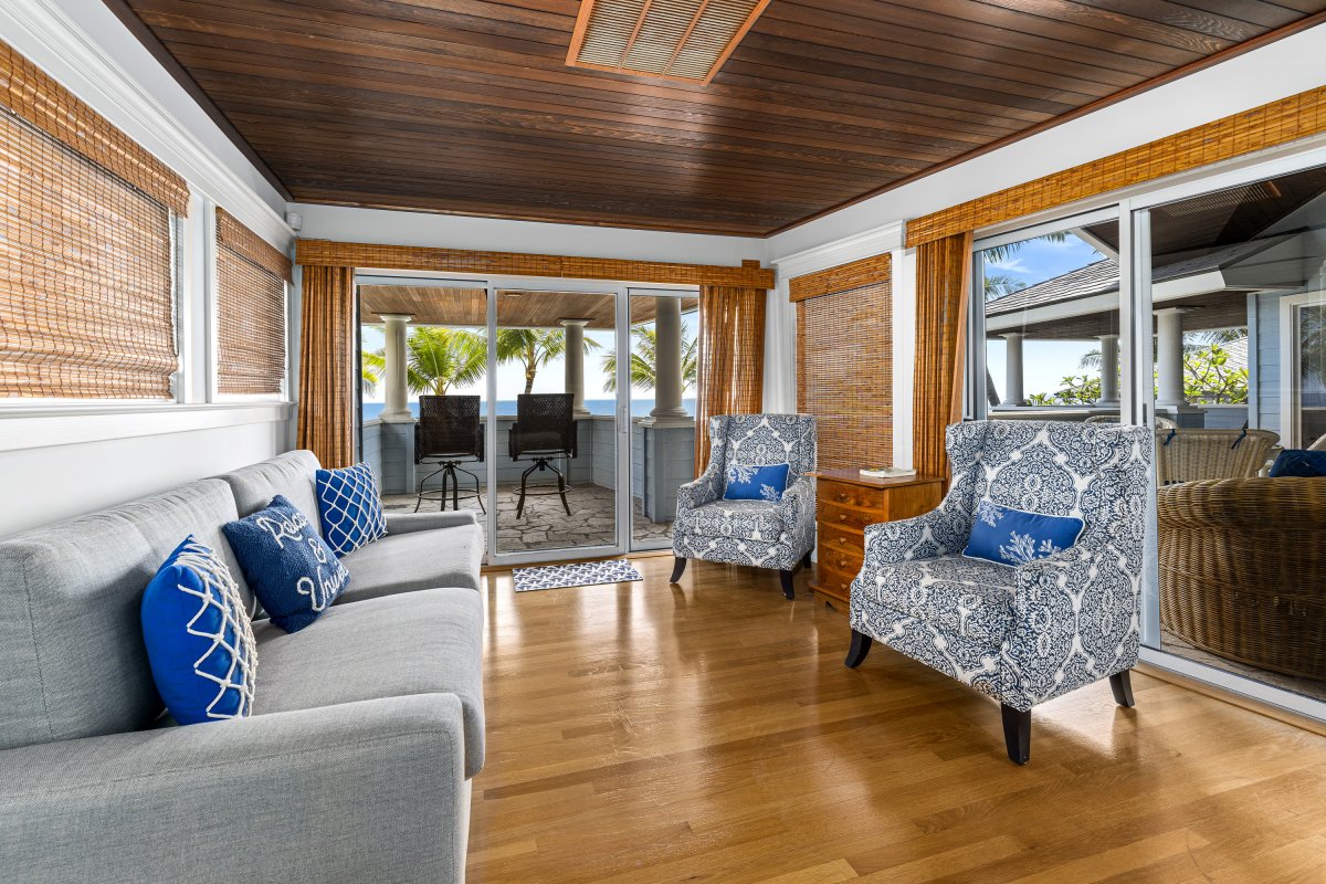 Lanai access with two bar stools facing the ocean