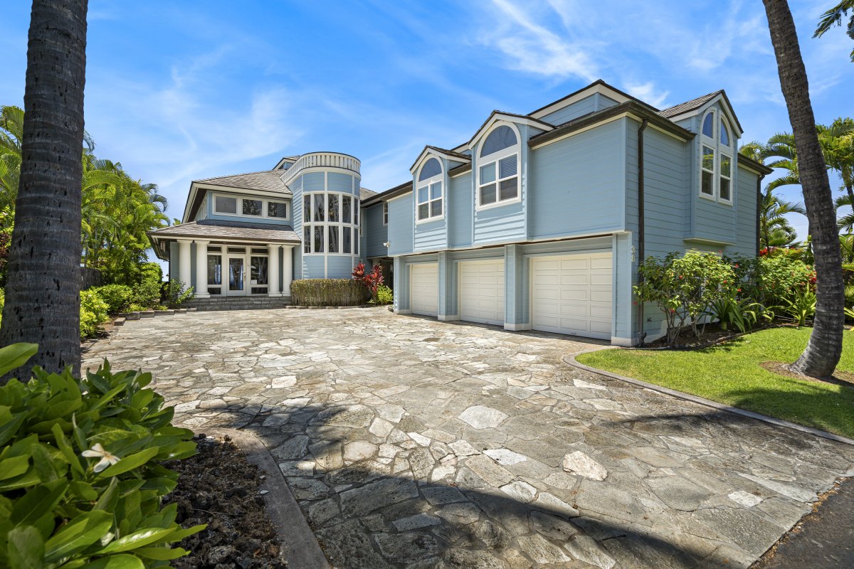 Expansive driveway able to accommodate up to 6 cars comfortably