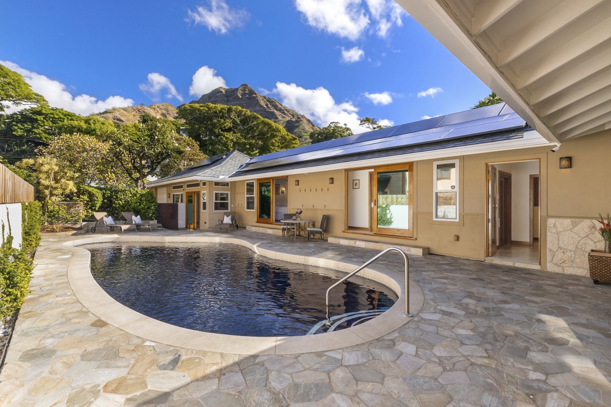 Hale Makai pool area with the famed Diamond Head views on Oahu