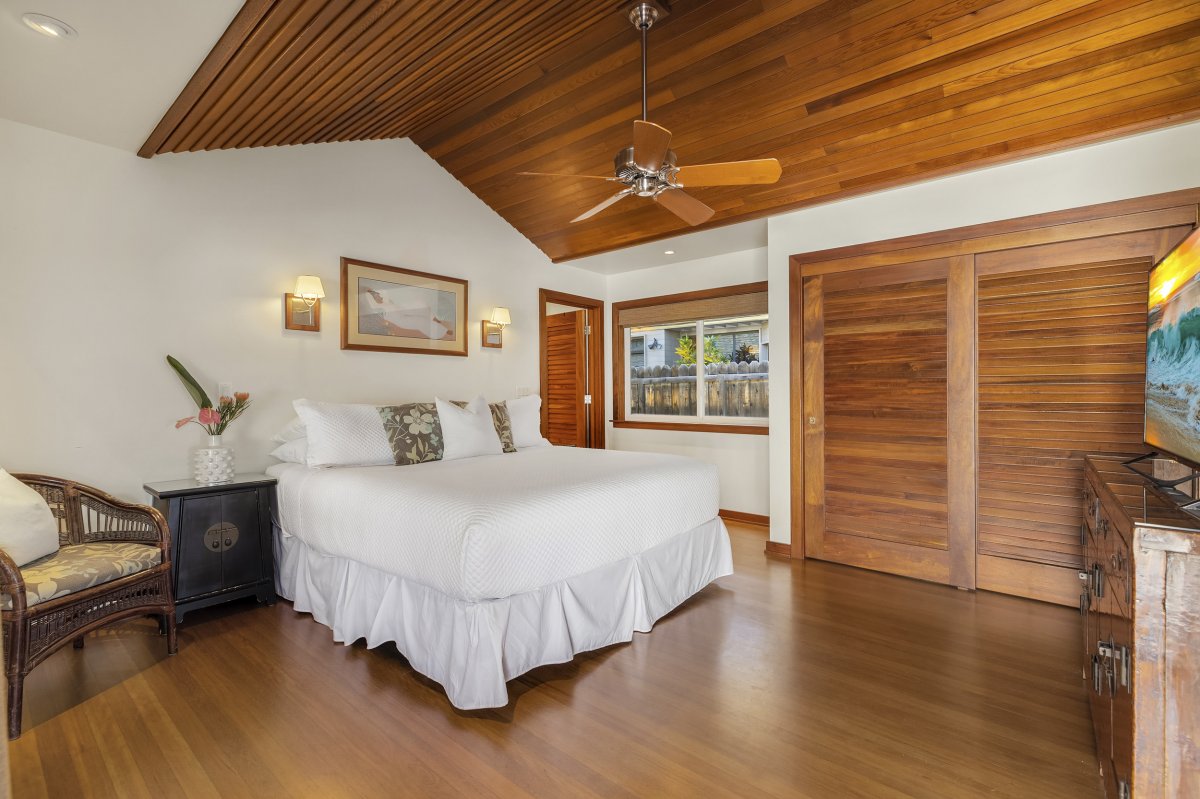 Hale Makai's Primary Bedroom with King Bed, flat-screen TV and ceiling fan