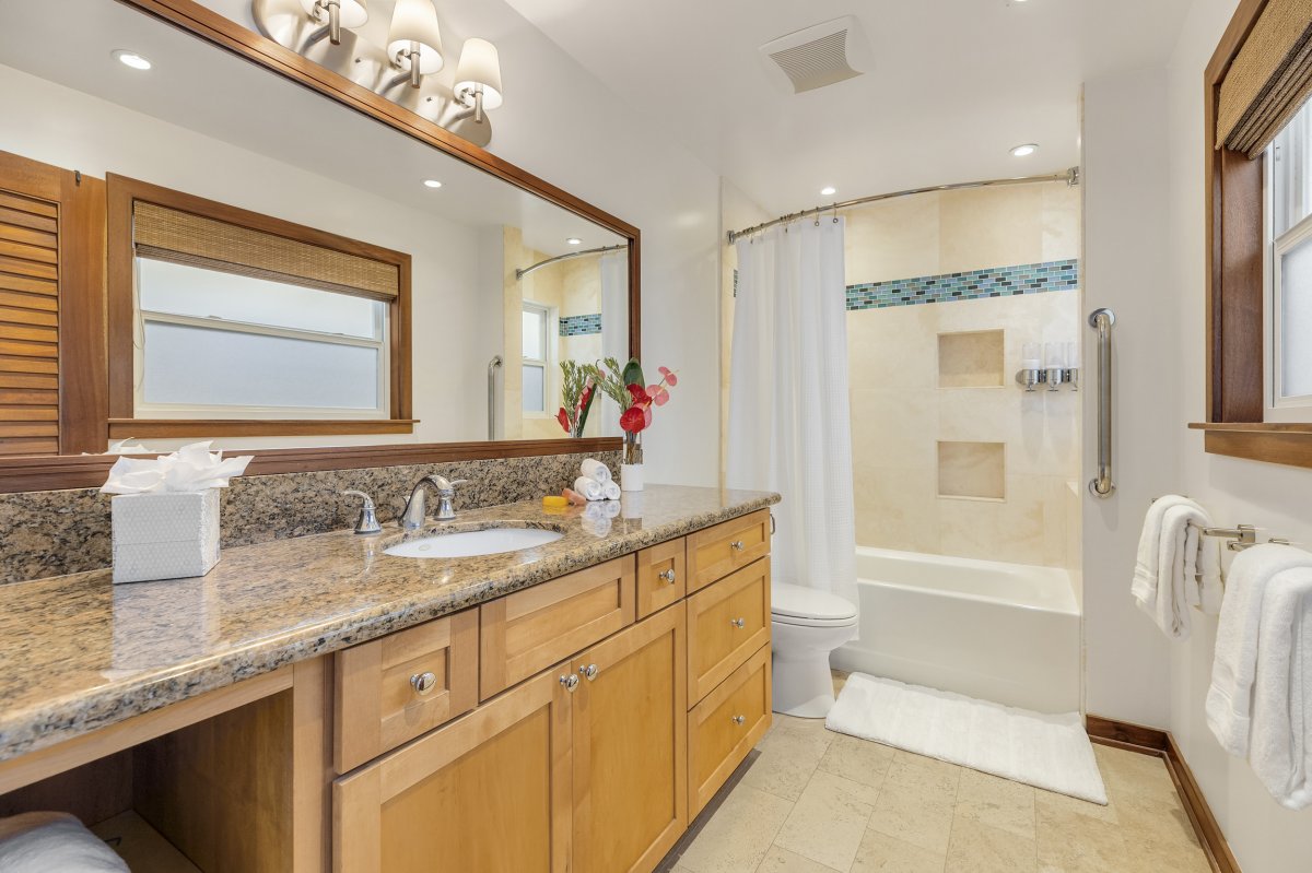 Hale Makai's Primary En-suite with a modern design