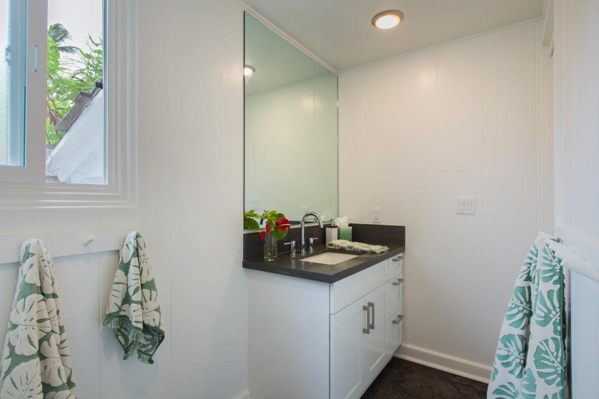 Bright and functional, the guest bathroom offers modern finishes, a sleek vanity, and everything needed for a comfortable and convenient stay.