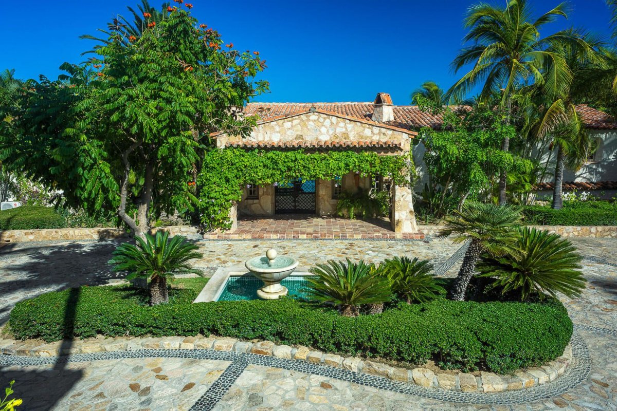 Be met with beautiful, tall palm trees, immaculate landscaping and the amazing architecture of Casa Koll Estate!