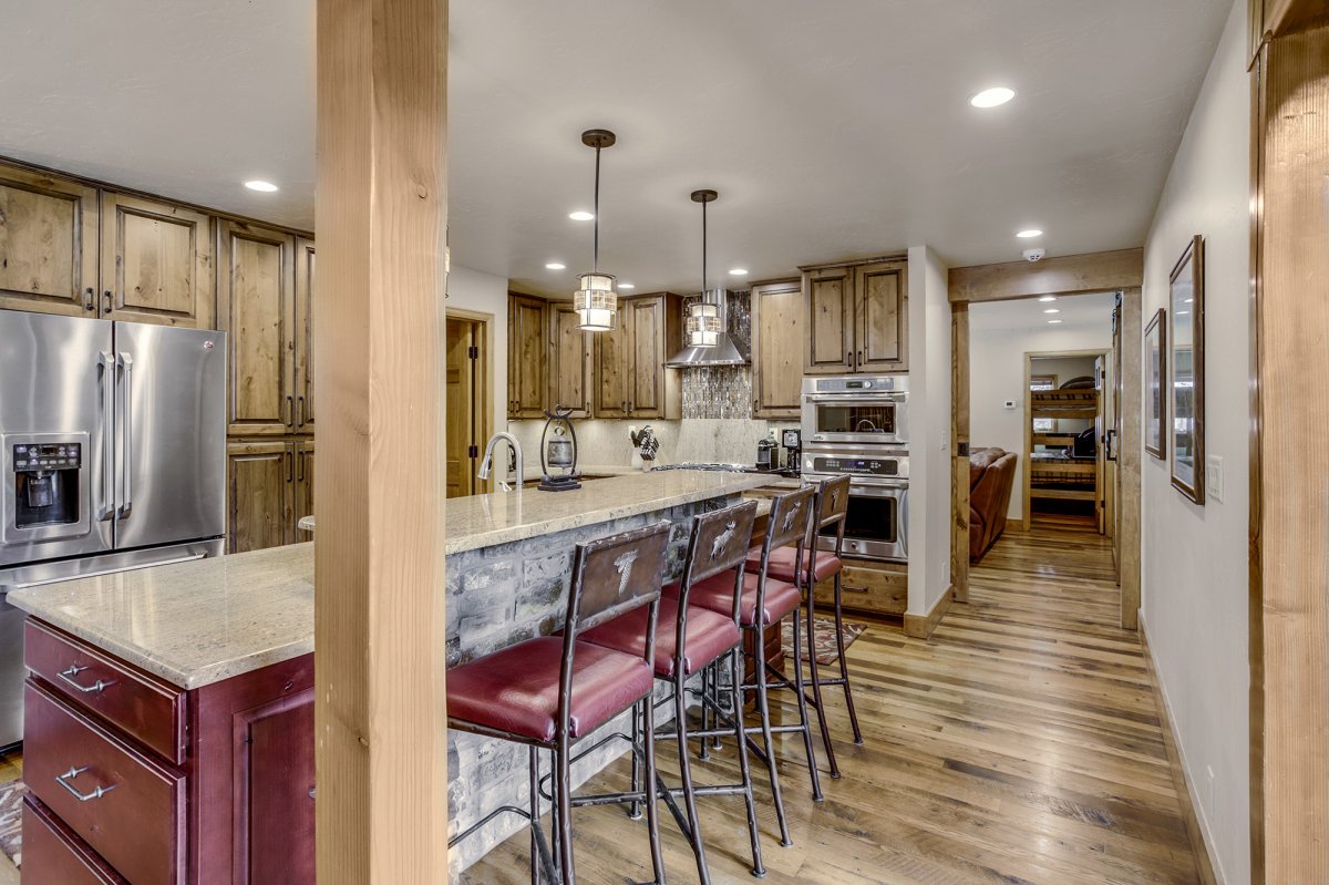 Kitchen bar area