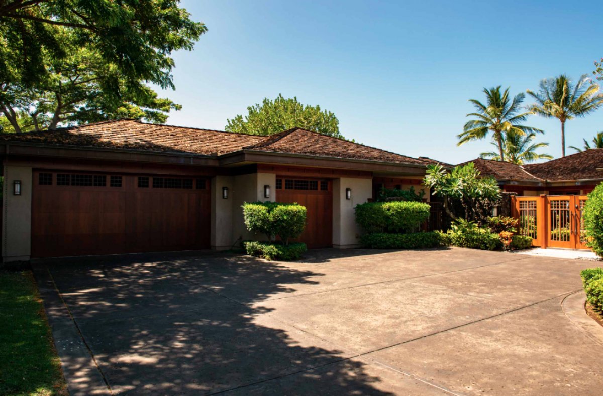 Hale Lani's spacious driveway with lush landscaping
