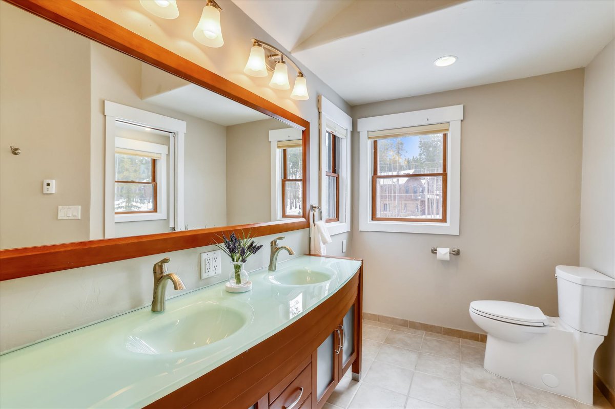 Upper Level-Primary Bath- On the Rocks Breckenridge Vacation Rental