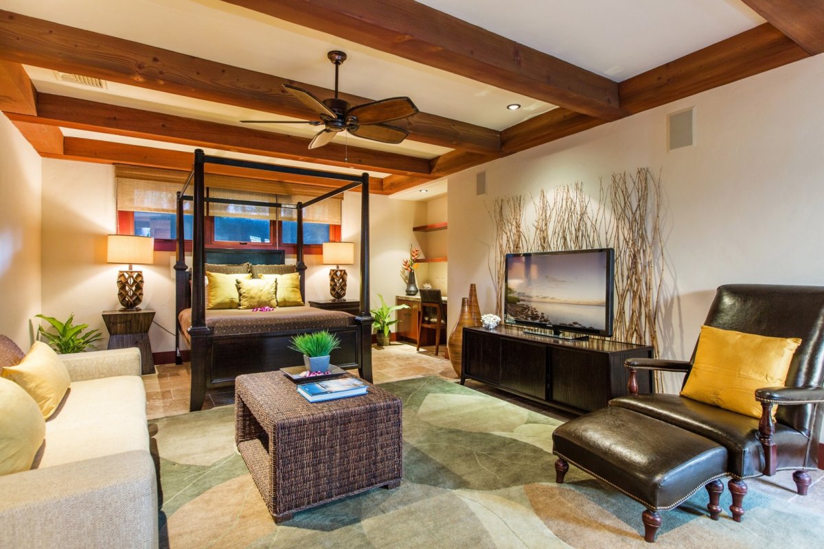 Bedroom with King Bed, ceiling fan, Flat-Screen Cable TV, and seats