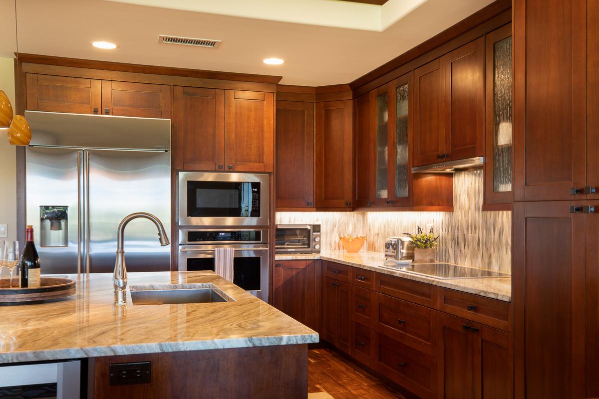The kitchen area has ample kitchen appliances and tools for all your culinary needs, ideal for preparing family meals or entertaining guests.