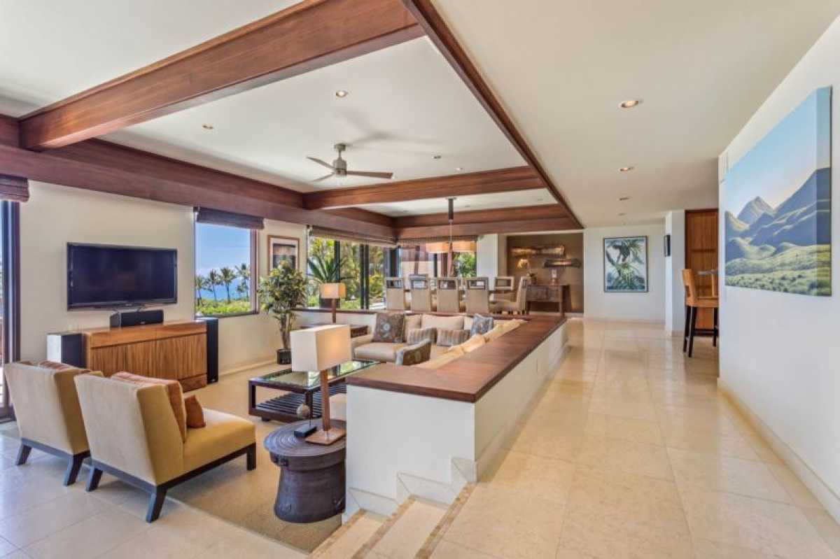 Catch your favorite shows on the flat-screen or daydream into the ocean—this open-concept design has you covered for both!