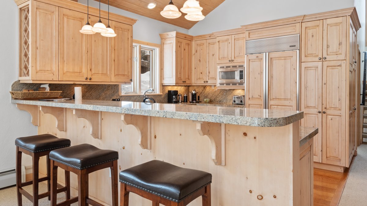 Kitchen with breakfast bar