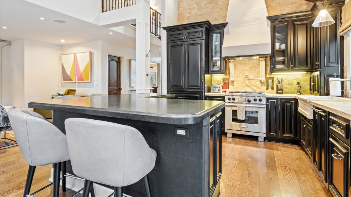 Kitchen with breakfast bar