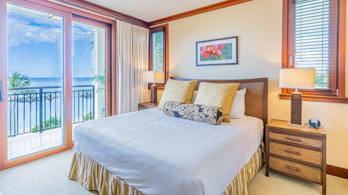 The primary guest bedroom with access to the lanai.