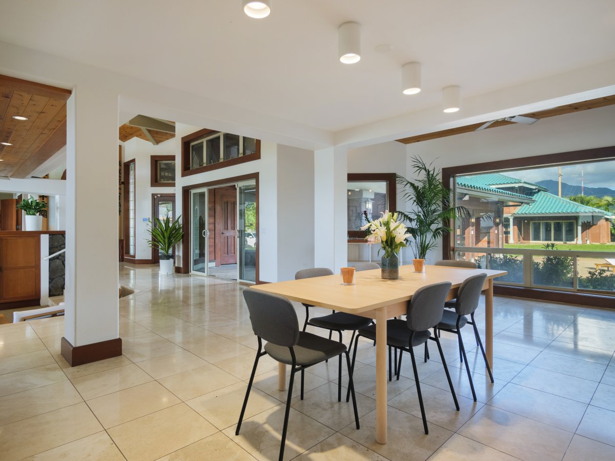 Spacious dining area with table for six.