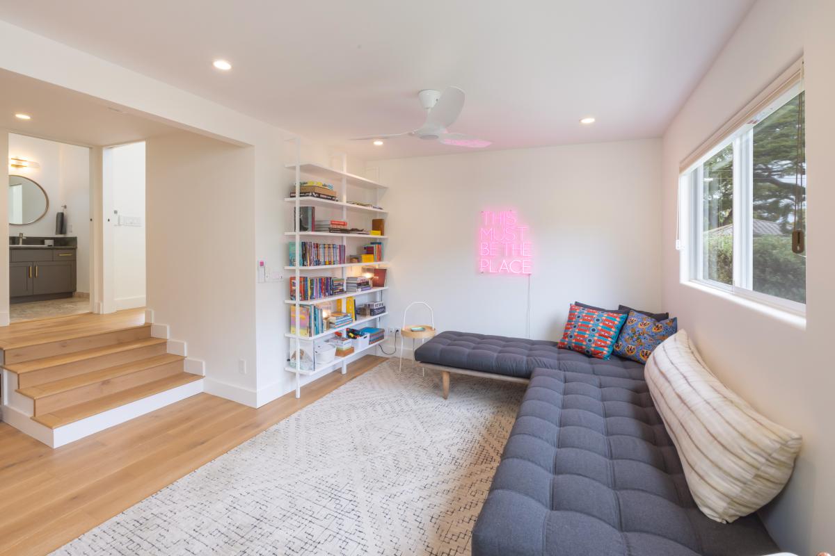 The reading nook is equipped with a lounge area / optional 4th bedroom