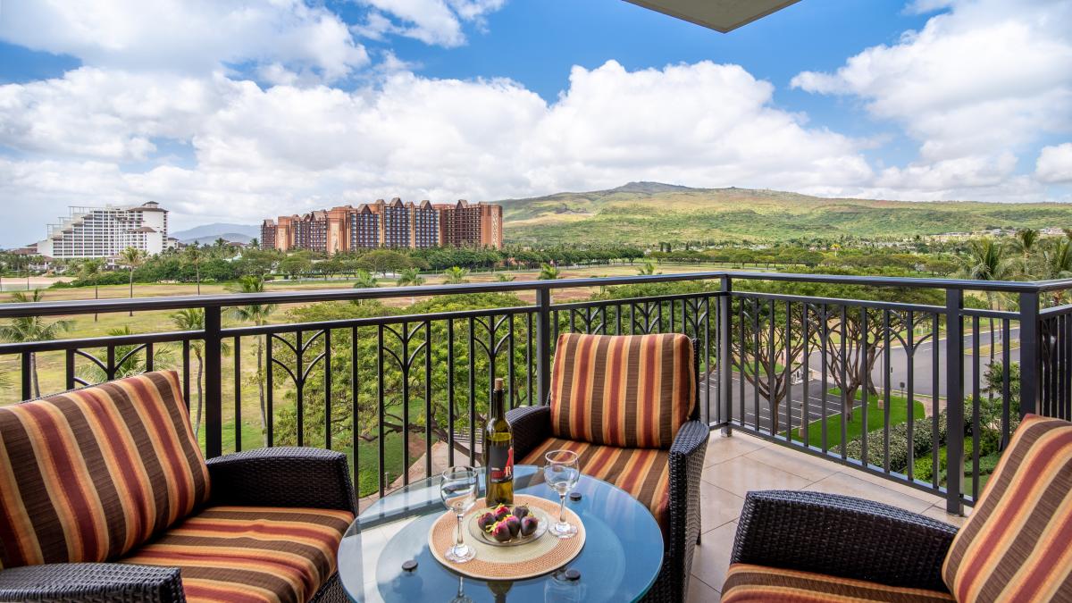 Any photographer would love those mountains from the lanai.