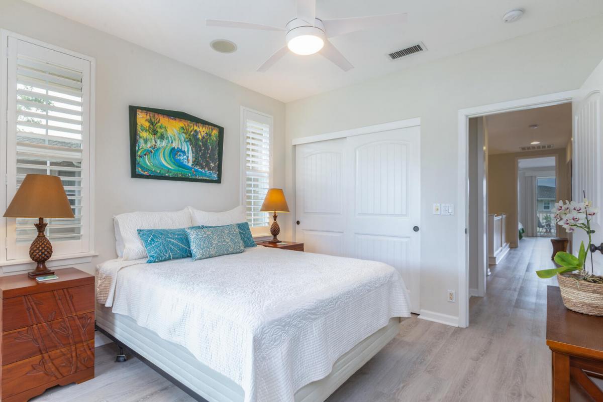 Guest bedroom with queen bed